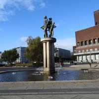 Фонтан со скульптурой в парке ратуши Осло :: Natalia Harries