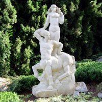 Скульптура "Кентавр и девушка" :: Валерий Новиков