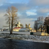 Монастырь на берегу реки :: Сергей Кочнев