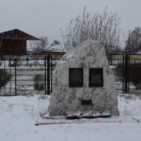 Памятный камень погибшим воинам :: Олег Афанасьевич Сергеев