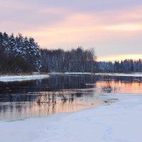 Закат уж зимний скромно тронул берега реки. :: Павлова Татьяна Павлова