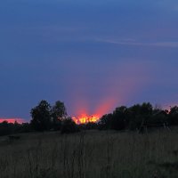 Догорает закат за деревней :: Наталья Кузнецова