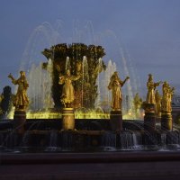 Ночной фонтан. Fountain at night. :: Юрий Воронов