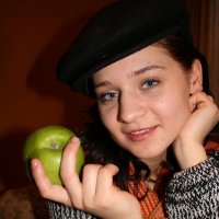 девушка с яблоком :: Дмитрий Солоненко