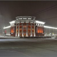 Петрозаводск.  Снежный вечер около гостиницы «Северная» :: Сергей Никитин