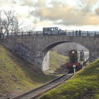В Феодосию весна идёт по железной дороге... :: Сергей Леонтьев