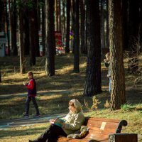 В Парке на лавочке с любимой книгой. :: Вадим Басов