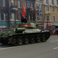 Танк Т-34 на военном параде во Владивостоке 9 мая 2018 г :: Абрис 