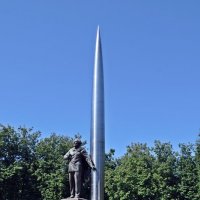 Памятник Циолковскому (с ракетой). :: Лариса Вишневская