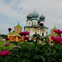 цветы в монастыре :: Сергей Кочнев