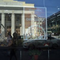 Машины и картины в витринах магазина... :: Ольга Кривых