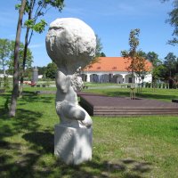 Загадочные скульптуры в парке Марьямяэ у Музея кино :: veera v
