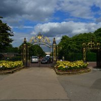 Входные ворота и  калитка в Сад роз королевы Марии :: Тамара Бедай 