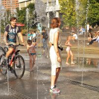 На велосипеде по пешеходному фонтану. :: Татьяна Помогалова