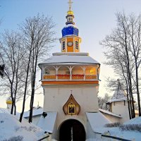 Петровская башня Псково-Печерского монастыря :: Leonid Tabakov