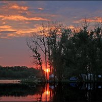 Отдых на берегу реки. :: Юрий ГУКОВЪ