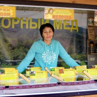 Продавщица мёжа. :: Саша Бабаев