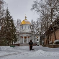 Уборка монастыря от первого снега :: Владимир Колесников