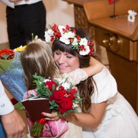 Девочка поздравляет невесту :: Valentina Zaytseva