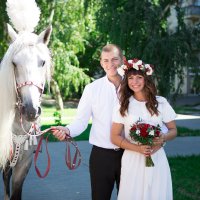 Молодожёны и лошадь :: Valentina Zaytseva