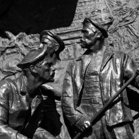 Фрагменты на памятнике П. С. Нахимова в Севастополе. :: Наталья Каракуца