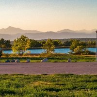 Парковка, озеро, горы... :: Николай Бабухин