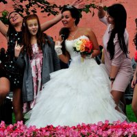 Свадьба в Александровском саду у кремля :: Дмитрий Морочко 