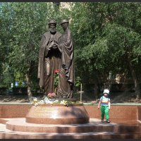Памятник Петру и Февронии в Волгограде. :: Юрий ГУКОВЪ