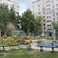 Уголок двора с детской площадкой :: Олег Афанасьевич Сергеев