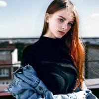 Красивая девушка в джинсовке с рыжими волосами на крыша с видом на город :: Lenar Abdrakhmanov