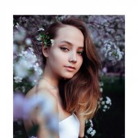 Портрет красивой девушки на фоне цветущего дерева весной :: Lenar Abdrakhmanov