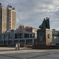 У памятника основателям Новороссийска :: Игорь Кузьмин