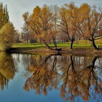 Глубокие отражения осеннего пруда... :: Sergey Gordoff