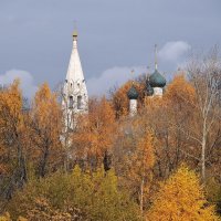В ярком осеннем убранстве, церковь Николы Рубленого в Ярославле :: Николай Белавин