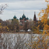 Берег золотой листвы, церковь Иоанна Златоуста в Ярославле :: Николай Белавин