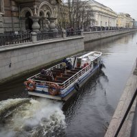По каналу Грибоедова "с ветерком". :: Андрей Дурапов