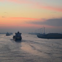 Подплывая к Роттердаму... Рассвет над Северным морем... :: Тамара Бедай 