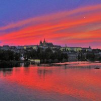 Яркий закат над Прагой... :: Sergey Gordoff