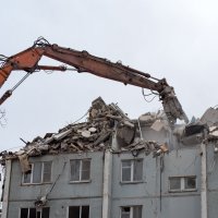Демонтаж здания при помощи гидравлических ножниц :: Павел Сытилин