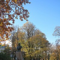 Осень в Александровском саду :: Валентина Жукова
