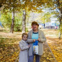 Бабушка с внучкой :: Василий Полтавский
