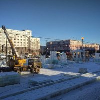 Строительство ледяного городка на Площади Революции :: Надежда 