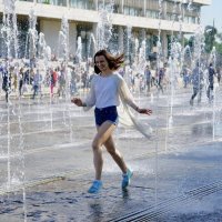 Девушка бегущая в фонтане :: Svetlana Shalatonova