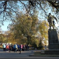 Около памятника  В.С. ХОЛЬЗУНОВУ. :: Юрий ГУКОВЪ