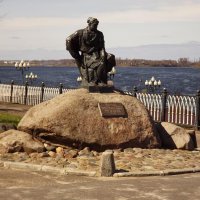 Памятник бурлаку на Волге в Рыбинске. :: Нина Андронова