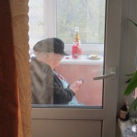 Домашний арест пенсионерки - приходится сидеть на балконе... :: Alex Aro Aro Алексей Арошенко