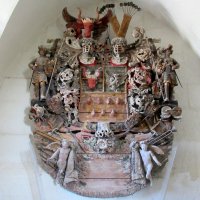В епископских покоях потрясающе красивые деревянные гербы на стенах :: Елена Павлова (Смолова)