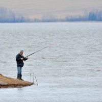 Одинокий рыбак. :: Александр Зуев