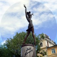 Памятник мировой звезде балета на Большой Дмитровке. :: Татьяна Помогалова