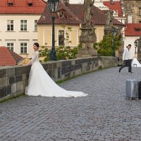 Перед свадьбой...жених в стороне. :: Виталий Бобров